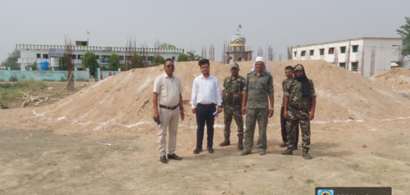 मदरसा परिसर के निकट में अवैध बालू भंडारण का खुलासा, बालू जब्त कर थाना को सौंपा गया