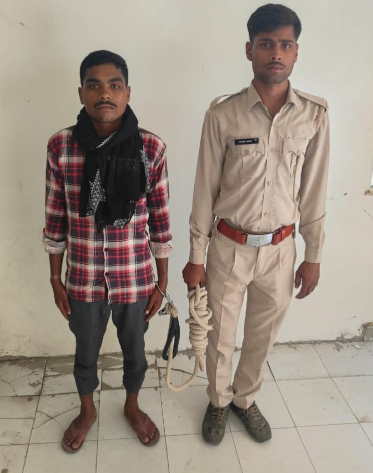 पुलिस ने वारंटी को किया गिरफ्तार, भेजा गया गढ़वा जेल