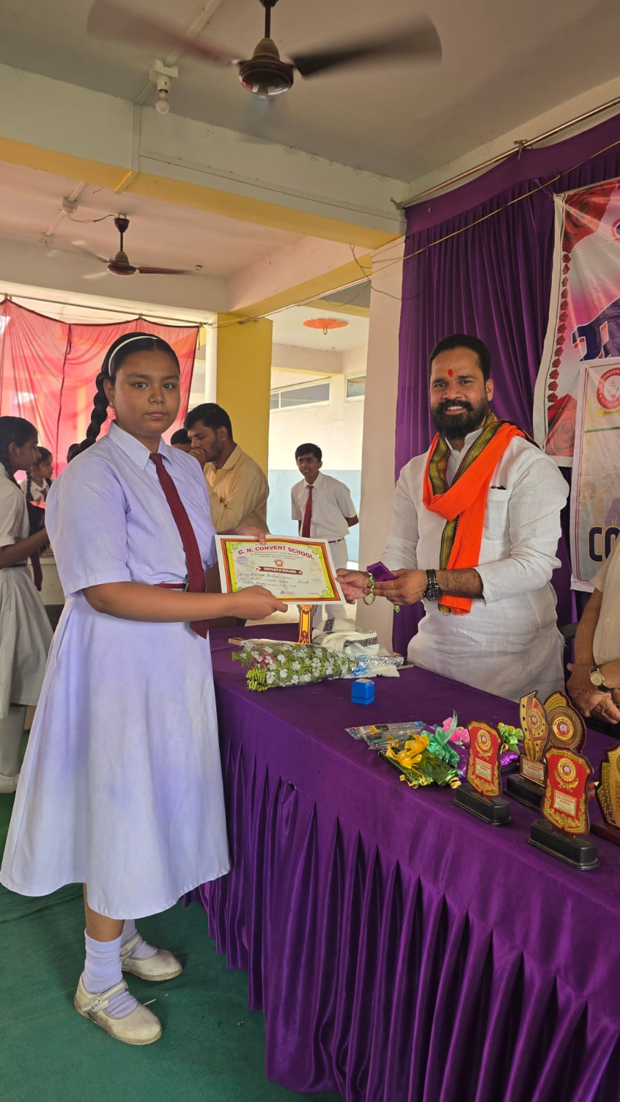 अपने ही स्कूल में मुख्य अतिथि बन लौटे दौलत सोनी, मेधावी छात्रों को किया सम्मानित