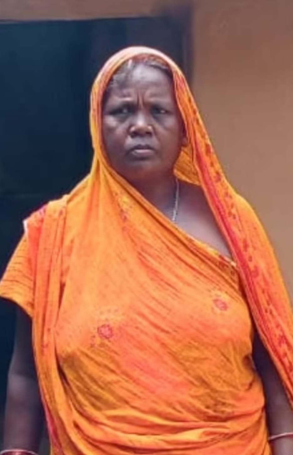 घर के बाहर सो रही महिला की गोली मारकर हत्या