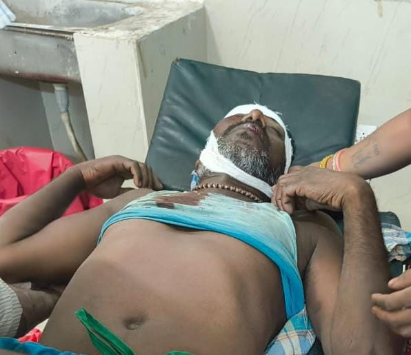 आम तोड़ने के दौरान पेड़ से गिरा युवक, गंभीर रूप से घायल, गढ़वा रेफर