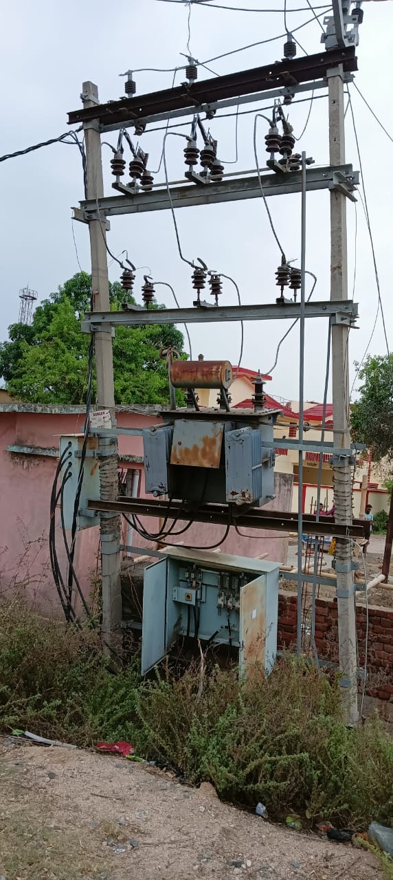 मझिआंव में झुका ट्रांसफार्मर बना खतरा, कभी भी हो सकती है बड़ी दुर्घटना