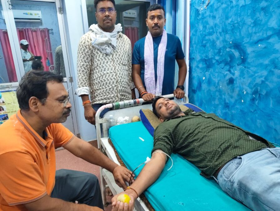 जरूरतमंद बुजुर्ग महिला को मिला जीवनदान, रक्तवीर मिंटू दुबे ने किया बी पॉजिटिव रक्तदान