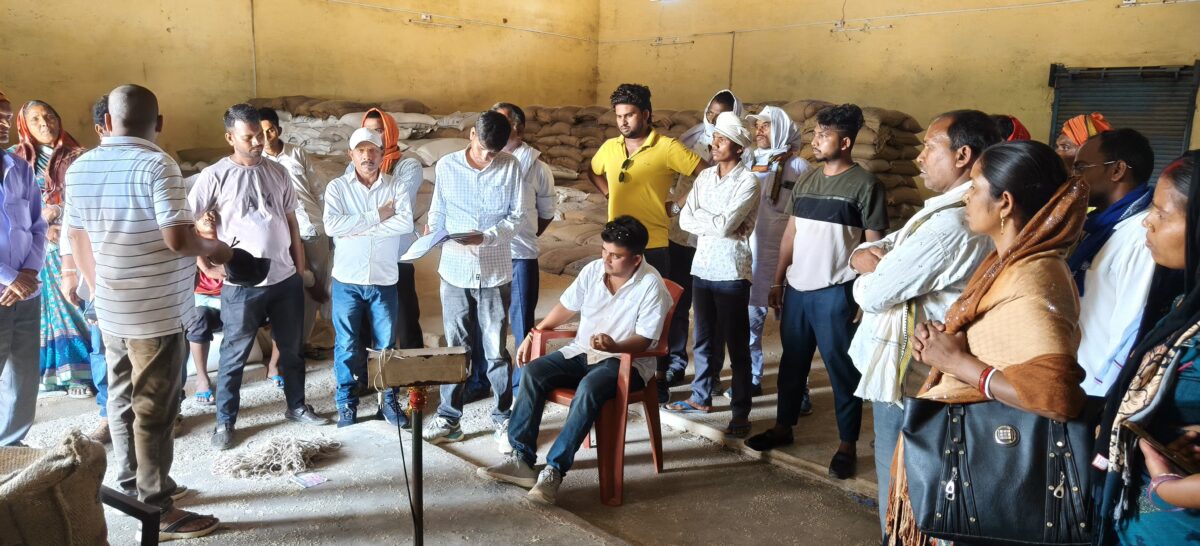 मेराल गोदाम की जांच में खुली लापरवाही, मैनेजर को फटकार – विधायक प्रतिनिधि पंकज पासवान ने की कार्रवाई की चेतावनी