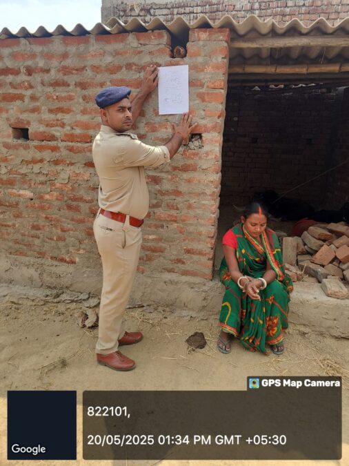 छतरपुर थाना पुलिस ने उग्रवादी संगठन माओवादी के घर चिपकाया इश्तेहार,कई मामला हैं दर्ज