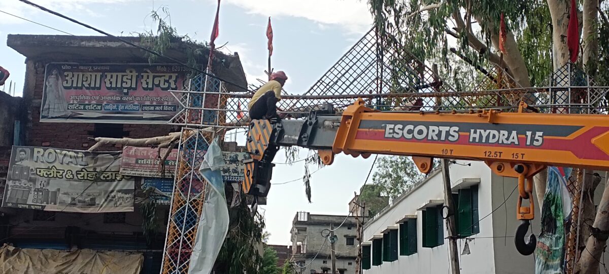तेज आंधी में गिरे पेड़ की डालियों से मकान क्षतिग्रस्त, बड़ा हादसा टला