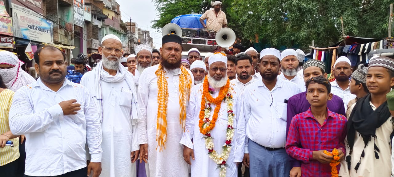 हज यात्रा पर रवाना हुए चेचरिया निवासी हाजी अजमेरुल्लाह खान और उनकी पत्नी, जुलूस निकालकर दी गई विदाई