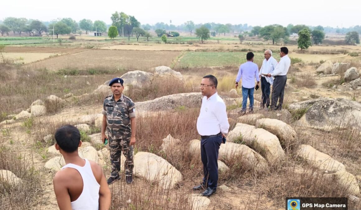 सीओ ने खरसोता में पैक्स गोदाम निर्माण के लिए स्थल का किया निरीक्षण, सीमांकन कराई गई सरकारी जमीन