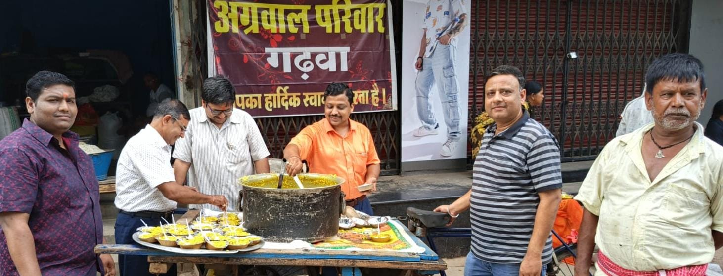74वें सप्ताह भी जारी रहा अग्रवाल परिवार का सेवा संकल्प, सैकड़ों जरूरतमंदों के बीच बांटी गई खिचड़ी
