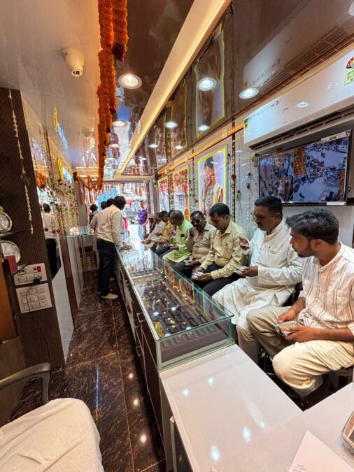 पूर्व विधायक प्रत्याशी ने किया जिन्नी ज्वेलर्स का उद्घाटन