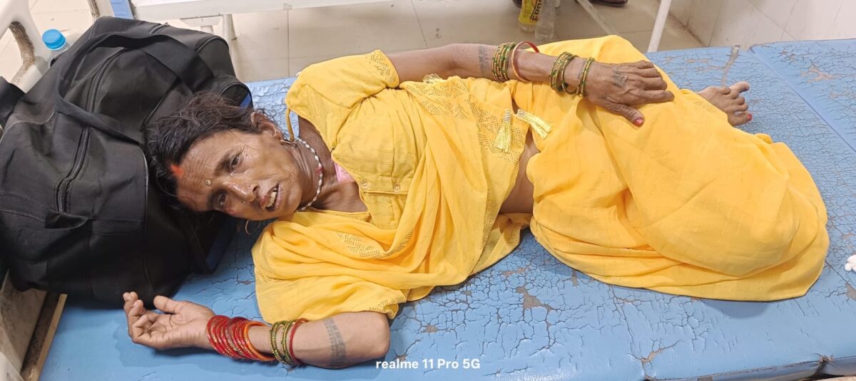 टेंपो से गिरकर महिला घायल स्थानीय दुकानदार ने महिला को पहुंचाया अस्पताल