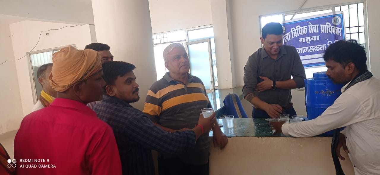 नगर उंटारी में विधिक सेवा समिति की पहल पर लोगों को पिलाया गया ओआरएस घोल, किया गया वितरण