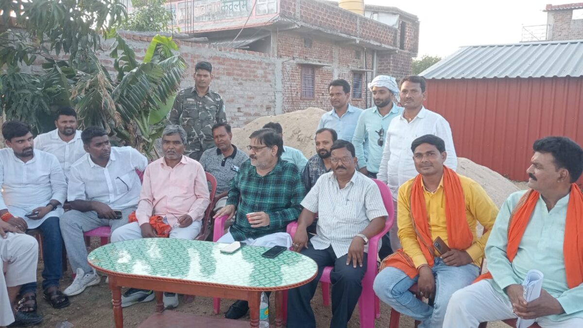 विधायक सत्येंद्र नाथ तिवारी ने नेनुआ मोड़ पर सुनीं ग्रामीणों की समस्याएं, बिजली तार हटाने का दिया निर्देश