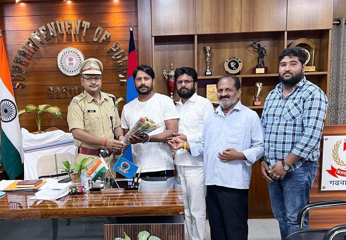 नवपदस्थापित गढ़वा एसपी से आजसू प्रतिनिधिमंडल ने की शिष्टाचार मुलाकात