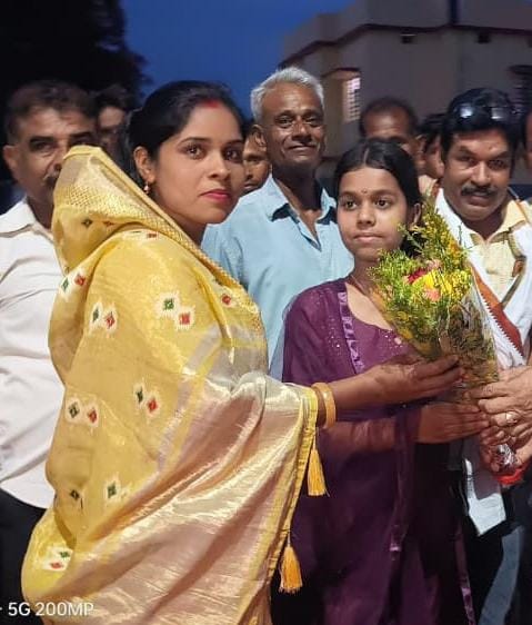 भवनाथपुर के मकरी गांव की बेटियों ने बढ़ाया मान, जिप सदस्य ने दी बधाई