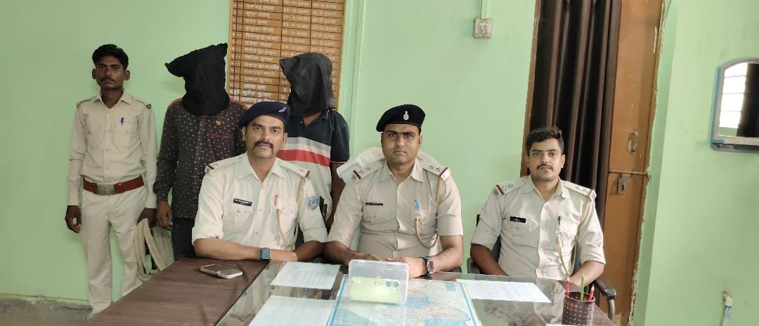मजदूर को जान से मारने की धमकी देने और मोटरसाइकिल लूटने वाले दो लुटेरे गिरफ्तार
