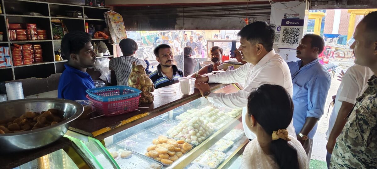 मिलावट पर प्रशासन का वार, मिठाई दुकानों में छापेमारी से फैला हड़कंप, लिए गए सैंपल               
