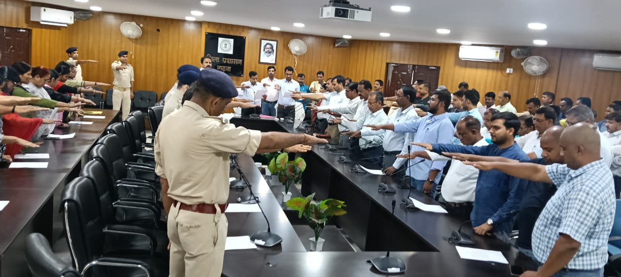 विश्व तंबाकू निषेध दिवस पर समाहरणालय गढ़वा में तंबाकू सेवन नहीं करने की ली गई शपथ