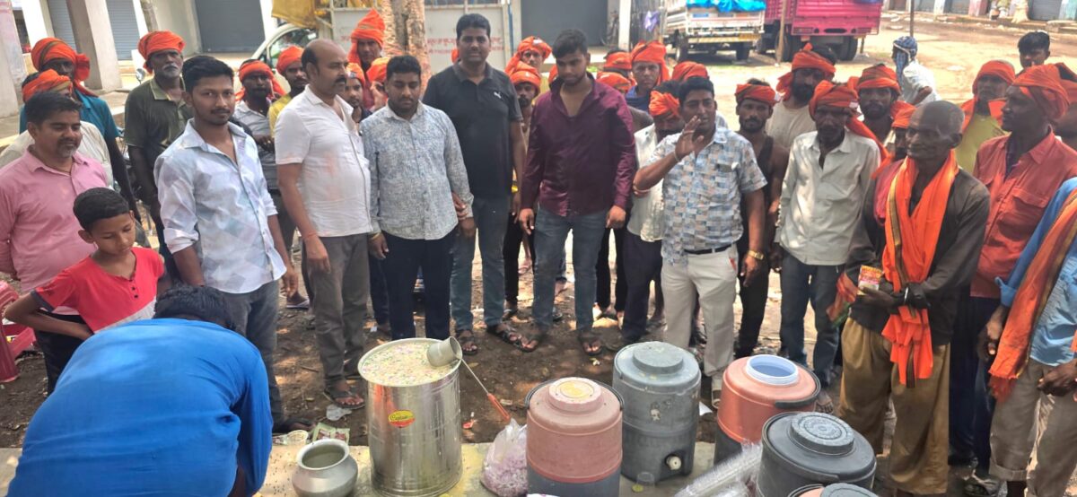 कमलापुरी समाज ने मजदूरों के बीच गर्मी से बचाव हेतु किया गमछा, सतु एवं मुरब्बा का वितरण