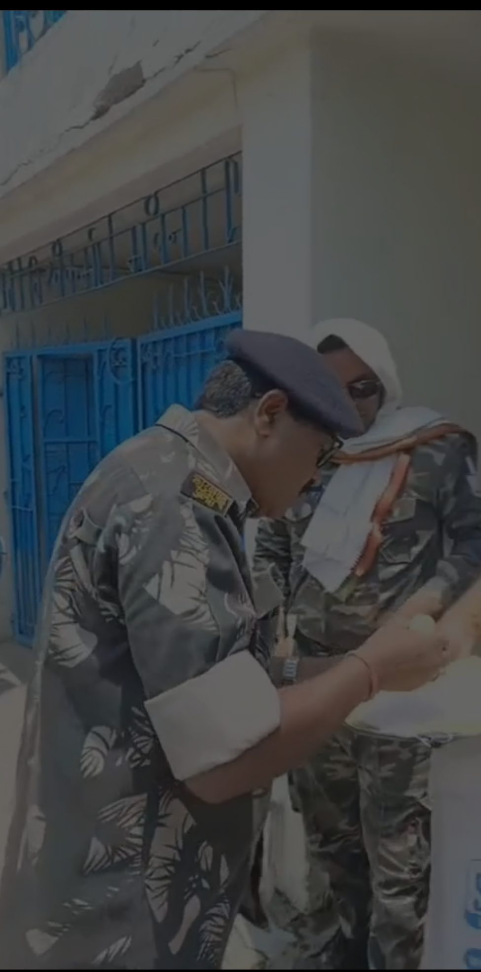 फरार आरोपी अन्नु विश्वकर्मा के घर पुलिस ने चिपकाया इश्तेहार