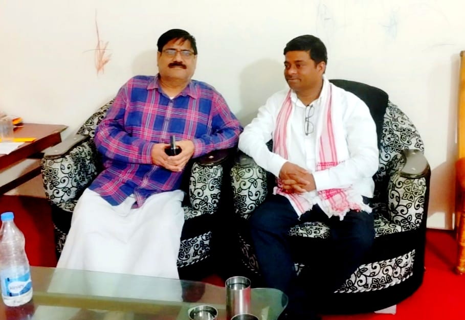 गढ़वा की जमीनी समस्याओं पर आजसू पार्टी का हल्ला बोल, विधायक सत्येंद्र तिवारी को सौंपा शिकायतों का पुलिंदा