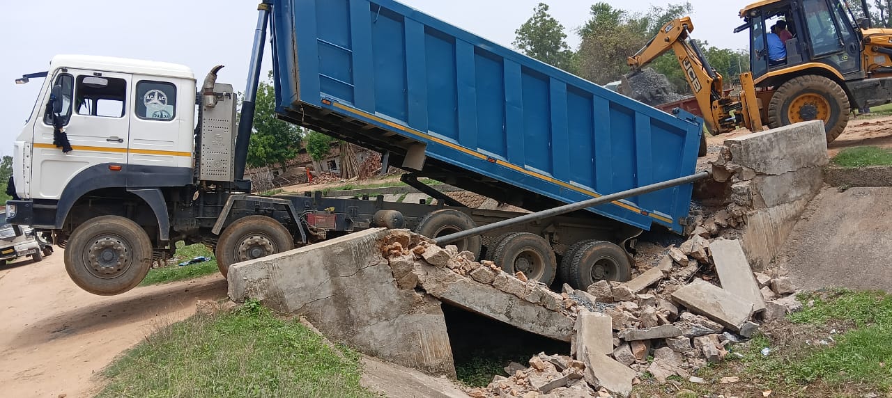 हासनदाग में नहर पर बना पुल ध्वस्त, हाईवा ट्रक गिरा; आवागमन ठप, ग्रामीणों में आक्रोश