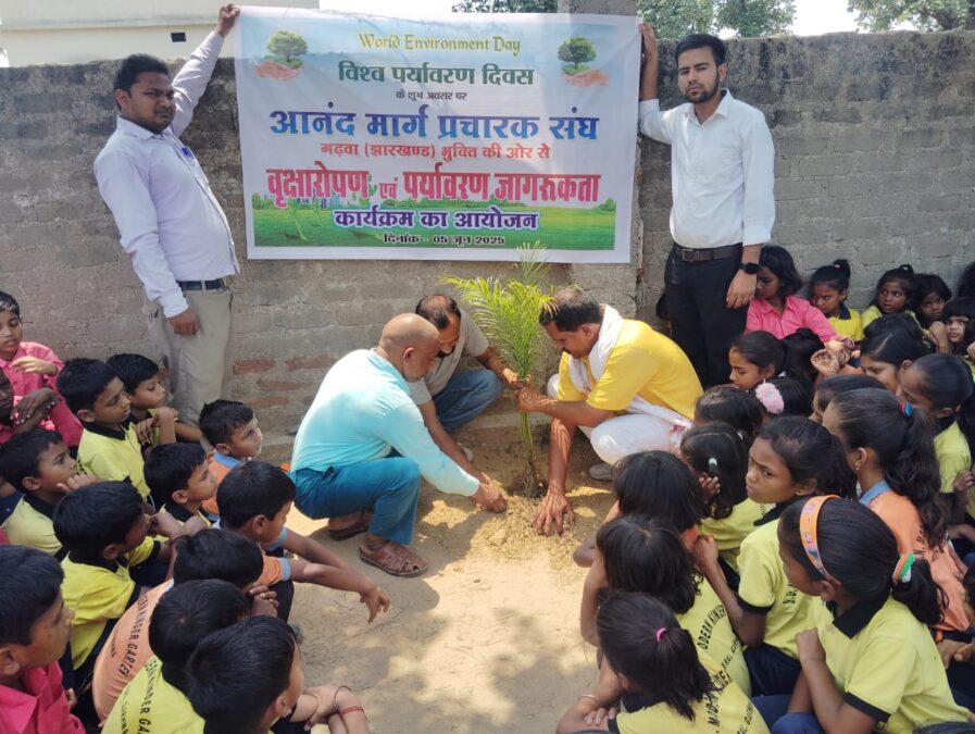 पर्यावरण संरक्षण को लेकर एसजीएन मॉडर्न किंडरगार्टन में वृक्षारोपण कार्यक्रम आयोजित