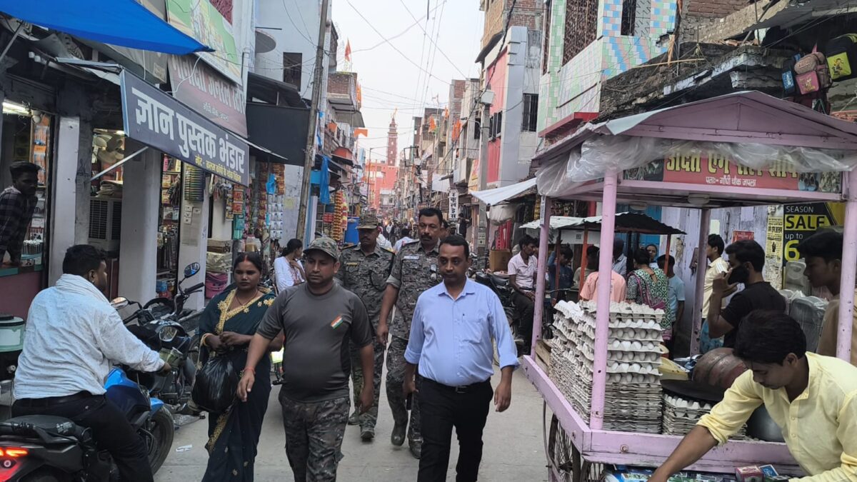 हुसैनाबाद में बकरीद पर्व को लेकर निकाला गया फ्लैग मार्च