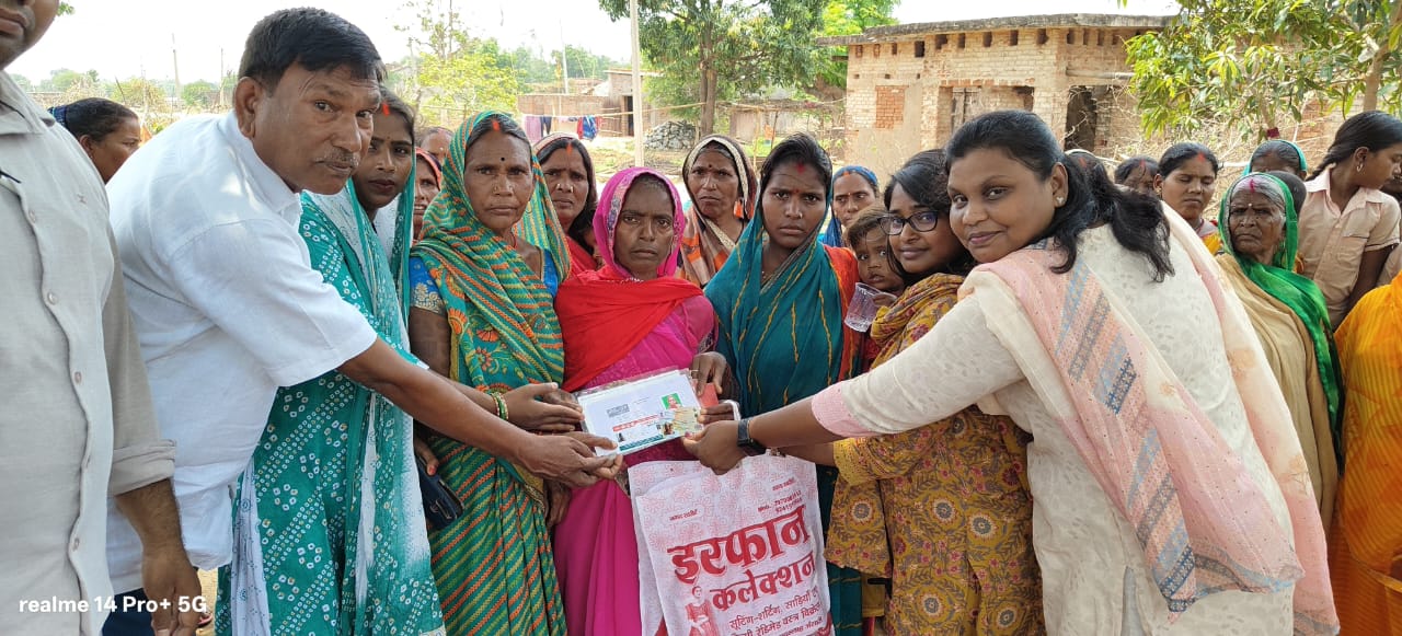 परित्यक्त महिला को सरकारी योजनाओं से जोड़ा गया, मुखिया ने किया आंगनबाड़ी केंद्रों का निरीक्षण