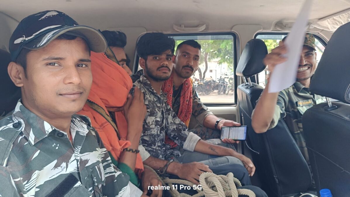 हुसैनाबाद जपला रेलवे स्टेशन से चार पेटी शराब के साथ दो तस्कर गिरफ्तार।