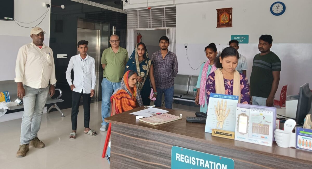 नि:शुल्क स्वास्थ्य शिविर, सैकड़ों लोगों ने कराई हड्डियों की जांच                                                                                         