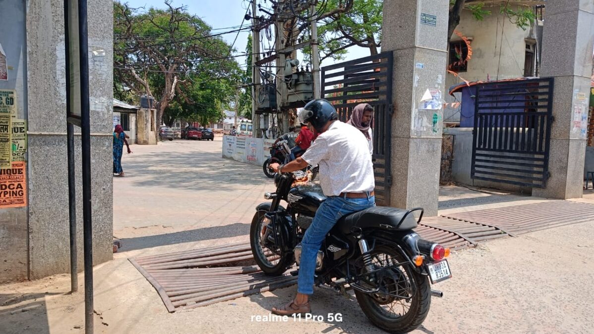 मेदिनीराय मेडिकल कॉलेज अस्पताल का मुख्य द्वार दुर्घटना को दे रहा आमंत्रण