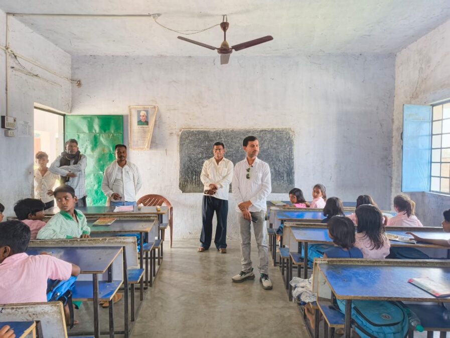 विद्यालय में अनियमितताओं की शिकायत पर प्रमुख और उपप्रमुख ने किया निरीक्षण, प्रधानाध्यापक को लगाई फटकार