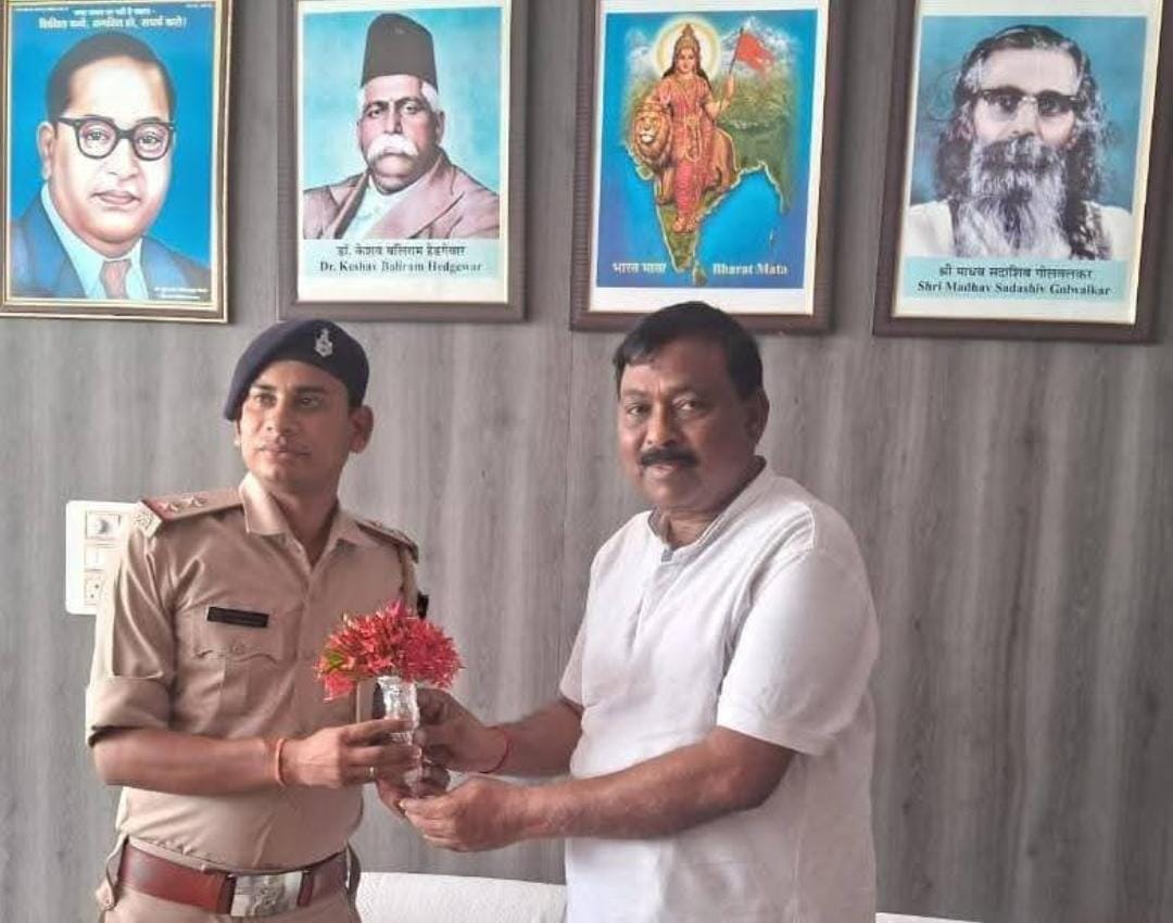 विधायक शशि भूषण मेहता ने लेस्लीगंज थाना प्रभारी का किया स्वागत