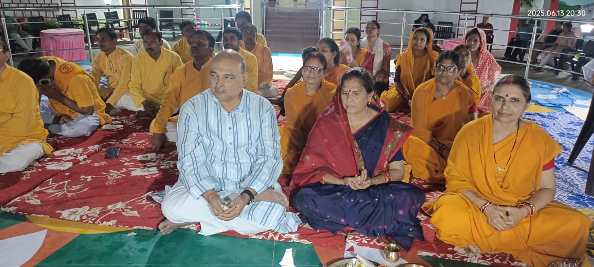 प्रधान जिला जज के आवास पर दीपयज्ञ का आयोजन, न्यायिक अधिकारियों और गायत्री परिवार ने लिया भाग