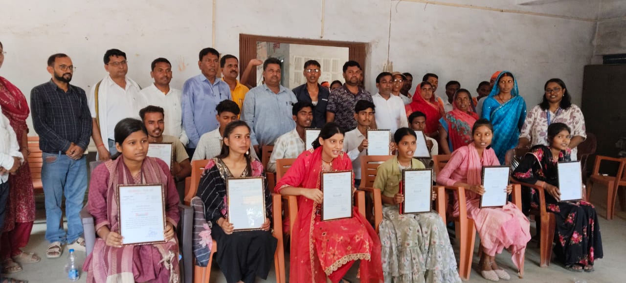 मेराल पूर्वी पंचायत में प्रतिभा सम्मान समारोह आयोजित, इंटर व मैट्रिक के मेधावी छात्र-छात्राओं को किया गया सम्मानित