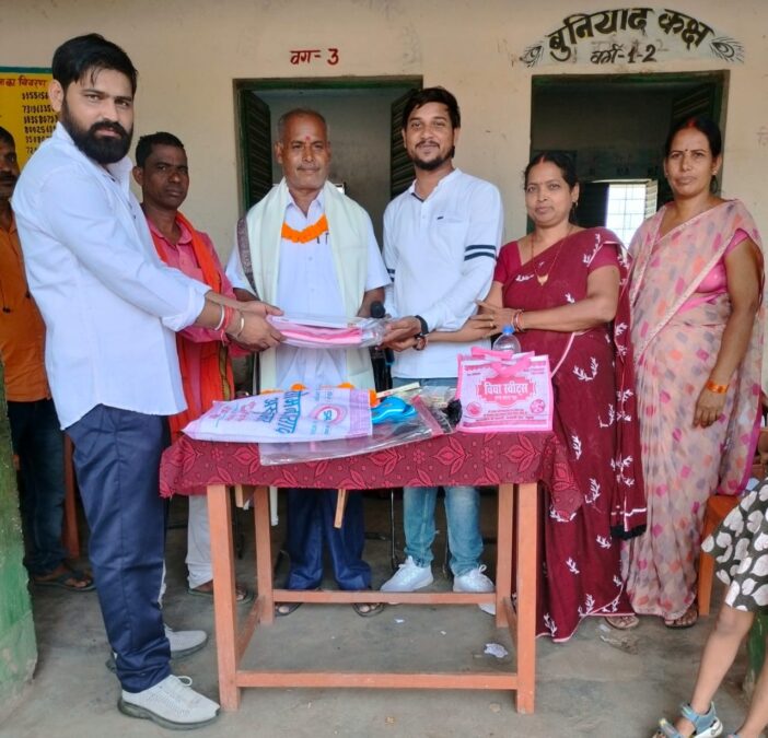 रमना के राजकीय मध्य विद्यालय रोहिला में टीसी वितरण व विदाई समारोह, शिक्षक उमाकांत पाठक सम्मानित