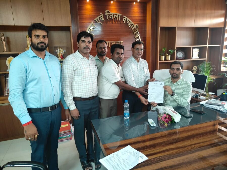 डीसी से मिला पल्स टू शिक्षक संघ, मांगपत्र सौंप शिक्षकों की समस्याओं से कराया अवगत