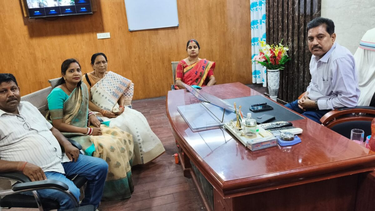 विकास कार्यों को लेकर निवर्तमान अध्यक्ष पिंकी केसरी ने की कार्यपालक पदाधिकारी से मुलाकात