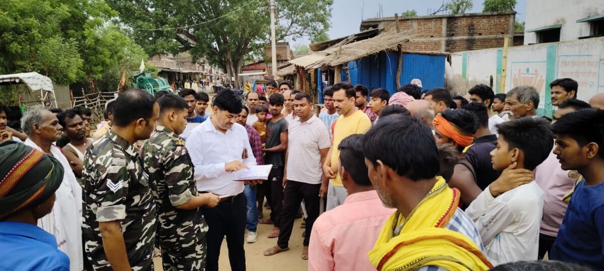 सुंडीपुर में अतिक्रमित खेल मैदान को मुक्त कराने पहुंचे एसडीएम