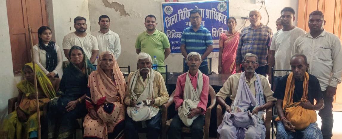 वृद्धा आश्रम में न्यायिक अधिकारियों ने बंधाई मानवता की डोर, बांटीं सामग्री और जाना हालचाल
