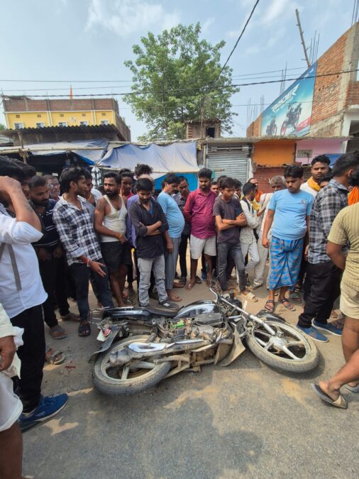 इलाज के लिए पत्नी संग जा रहे व्यक्ति को वल्कर ने मारी टक्कर, हालत गंभीर