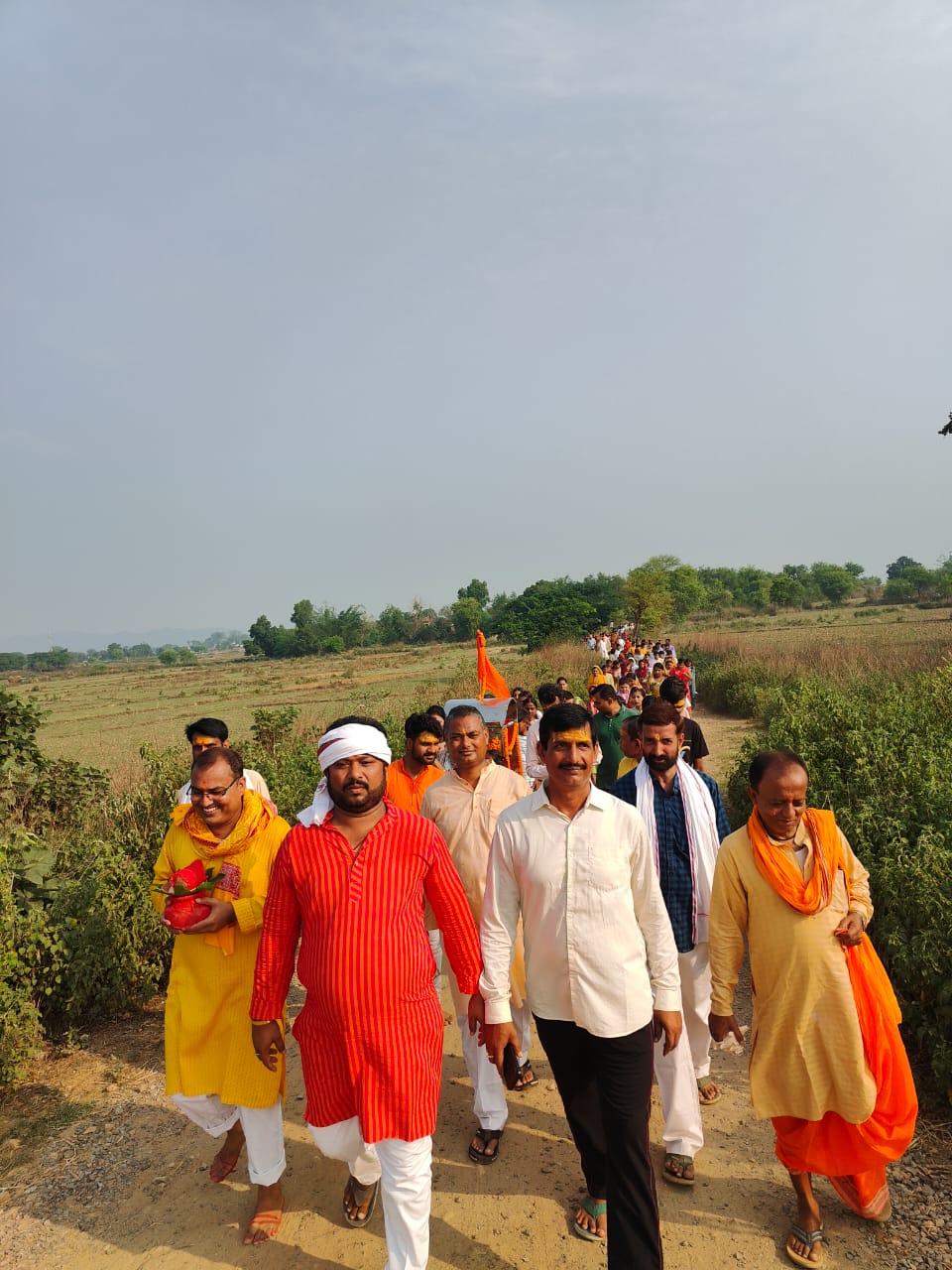 मझिआंव: करुंई में गाजे-बाजे के साथ निकली कलश यात्रा, भंडारे में हजारों श्रद्धालुओं ने लिया महाप्रसाद