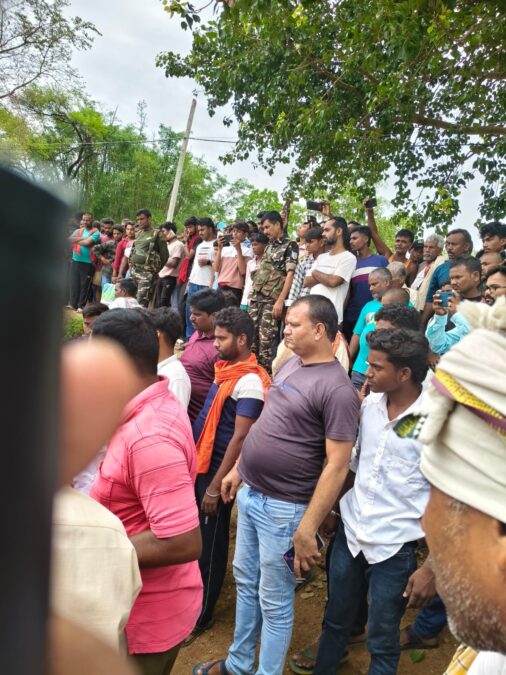 कोयल नदी में बाढ़ के बीच फंसे वृद्ध को एनडीआरएफ ने बचाया, दो भैंस और बच्चे अब भी फंसे