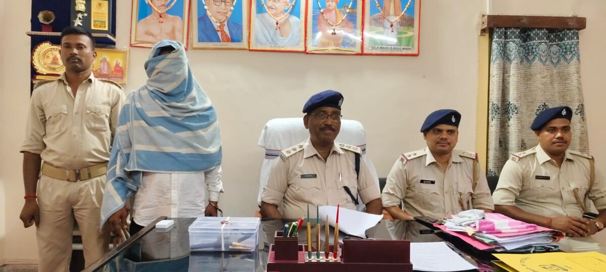 भाभी से मारपीट कर देसी कट्टा से दी धमकी, हथियार सहित आरोपी गिरफ्तार