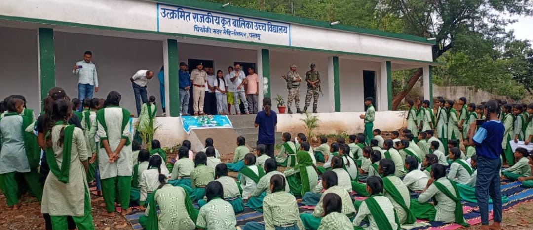 एसपी के निर्देश पर छात्रों में जागरूकता जगाने पहुँचे चियांकी राजकीय उत्क्रमित बालिका उच्च विद्यालय सदर थाना प्रभारी