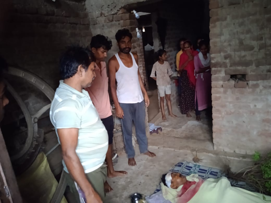 जामुन तोड़ने के दौरान छत पर गिरने से अवनेन्द्र मेहता की मौत, गांव में शोक की लहर