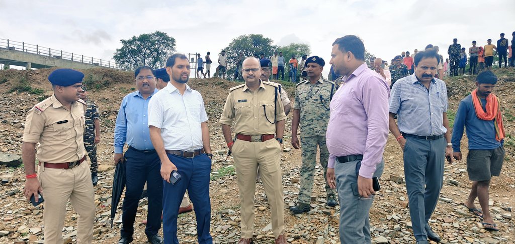 मझिआंव में आला अधिकारियों का औचक निरीक्षण, मतदाताओं के वोट बहिष्कार मामले की हुई जांच