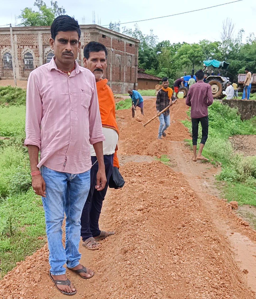 समाजसेवी भरदुल विश्वकर्मा ने दिखाई मिसाल, निजी खर्च से कराया टॉड टोला सड़क का मरम्मत कार्य