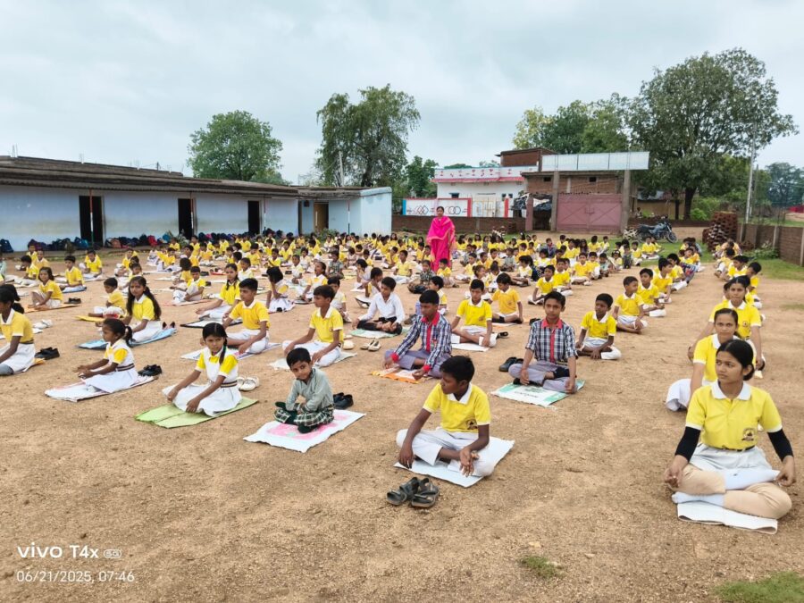 मेराल में अंतर्राष्ट्रीय योग दिवस पर बच्चों ने सीखा योग, जाना स्वास्थ्य का रहस्य